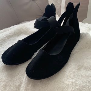 Black ballet flats